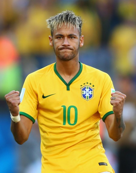 Neymar reprezentuje koszulkę Brazylii nr 10